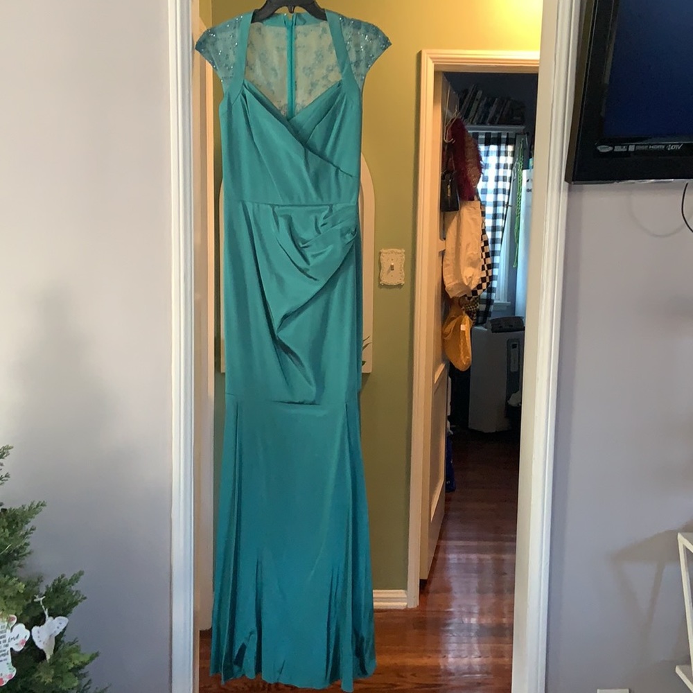 David Meister full length gown. Size 6. Sage green